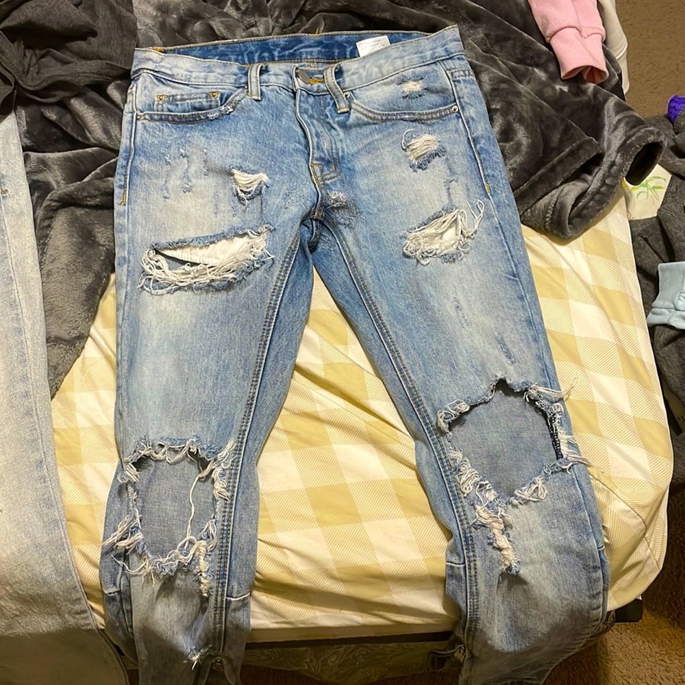If your a waist size 26 in pac-sun jeans these will fit, 28 or more they won’t